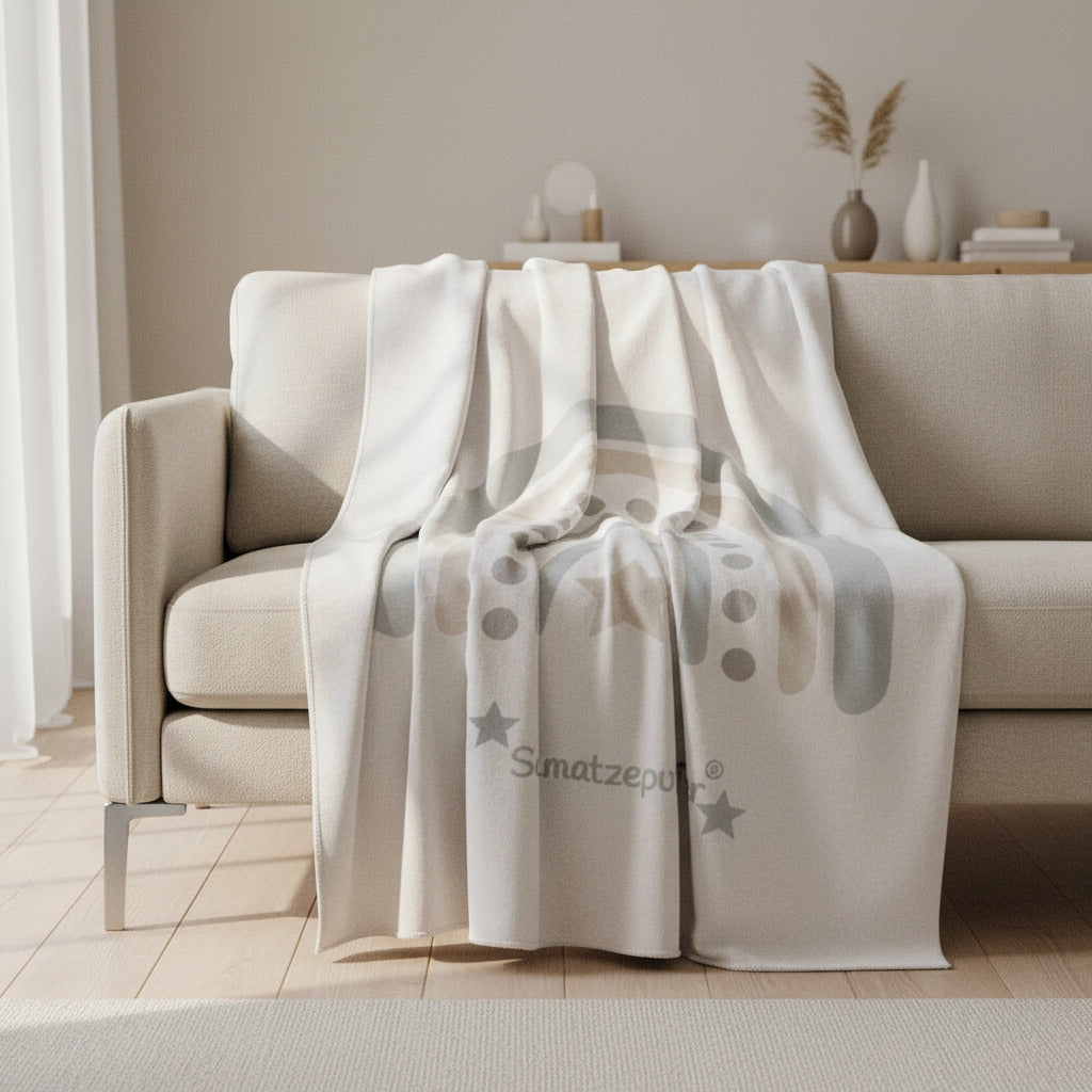 Große Regenbogen-Decke aus 100 % organischer Baumwolle, 150×200 cm, locker über einem Sofa drapiert – unveränderte Decke von Schmatzepuffer