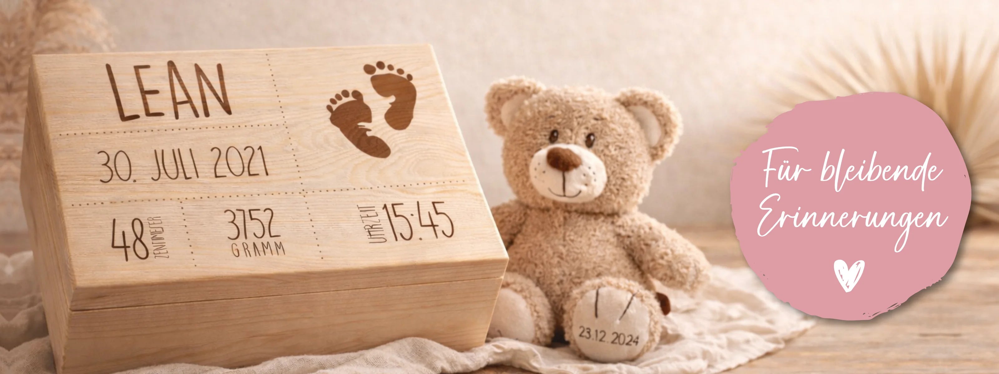 Personalisierte Erinnerungsbox aus Holz mit Name, Geburtsdatum, Gewicht und Uhrzeit neben Teddybär – bleibendes Geschenk zur Geburt mit individueller Gravur bei Schmatzepuffer