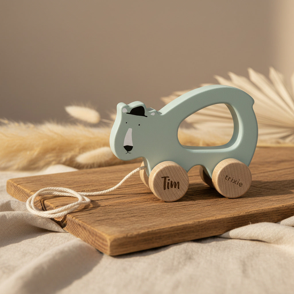 Personalisiertes Holz Nachziehtier Bär von Trixie mit graviertem Namen auf den Rädern, Spielzeug für Kleinkinder ab 1 Jahr
