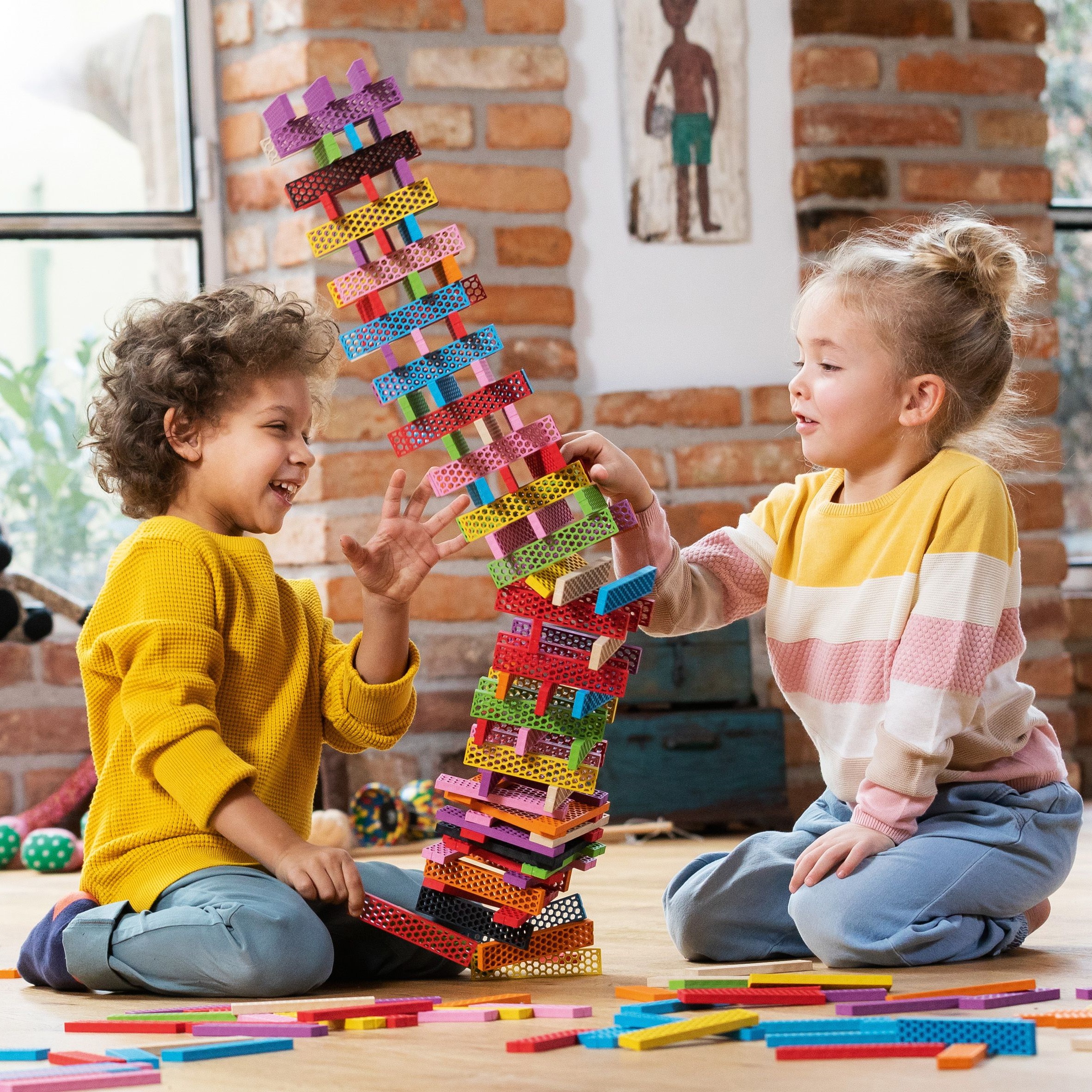 Bild von zwei Kindern welche einen Turm aus Bioblo Bausteinen gebaut haben
